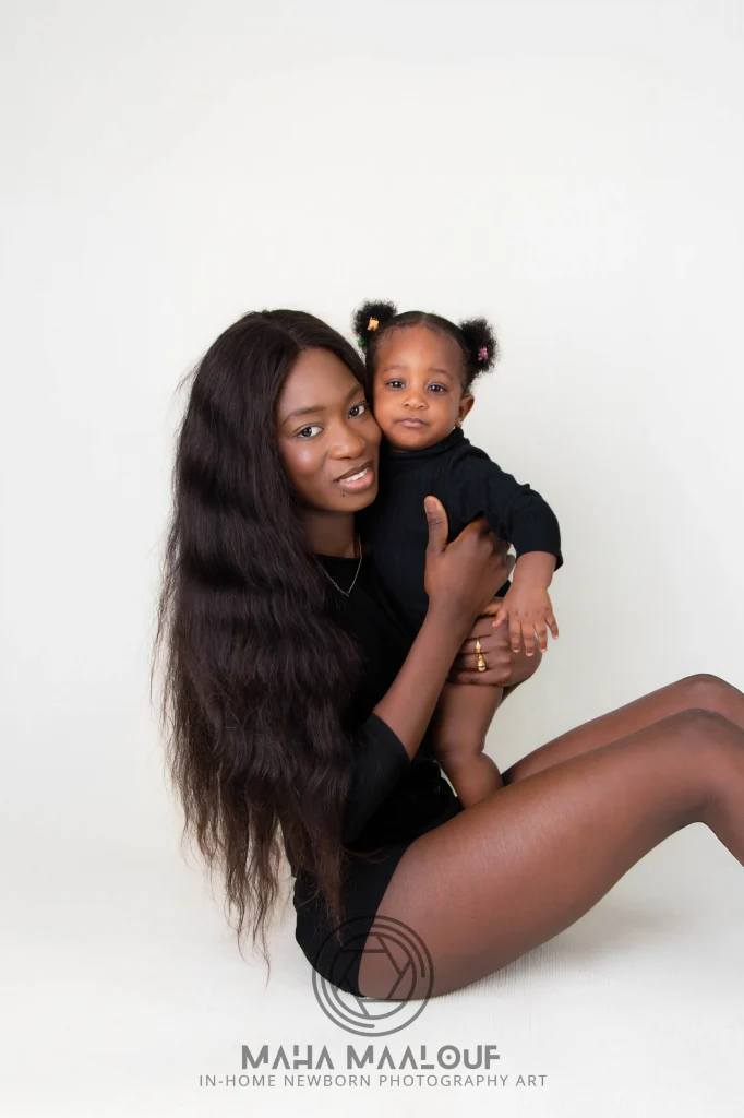 Mãe e filha durante sessão de fotografia de família em casa em Lisboa