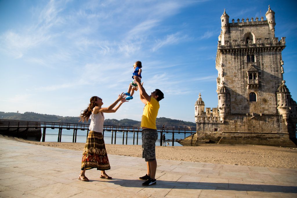 Família durante sessão fotográfica no exterior junto à Torre de Belém em Lisboa