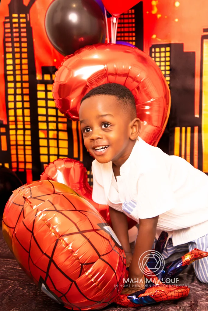Menino em cenário de super-herói para sessão de aniversário infantil