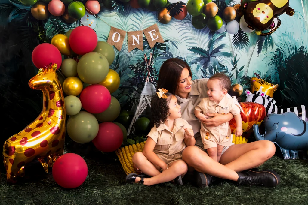 Mãe com bebé durante sessão de aniversário infantil
