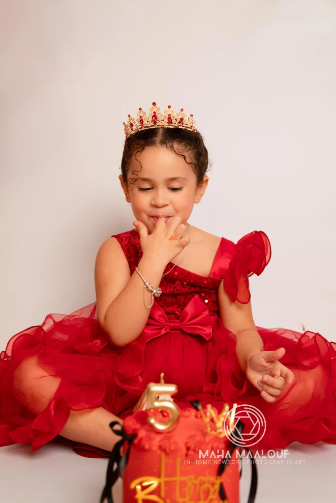 Retrato de menina com bolo durante sessão de pré-aniversário