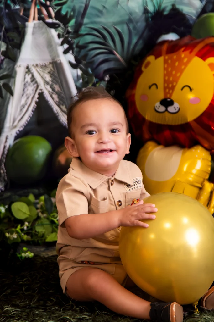 Retrato de bebé com balão em cenário safari