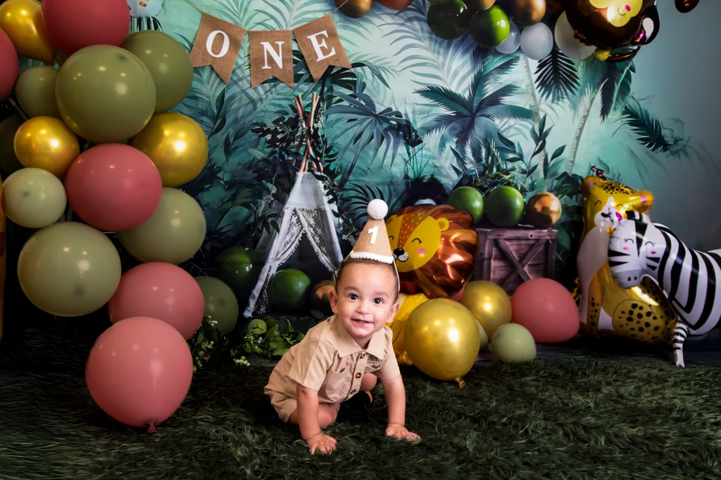 Bebé em cenário safari com balões e decoração